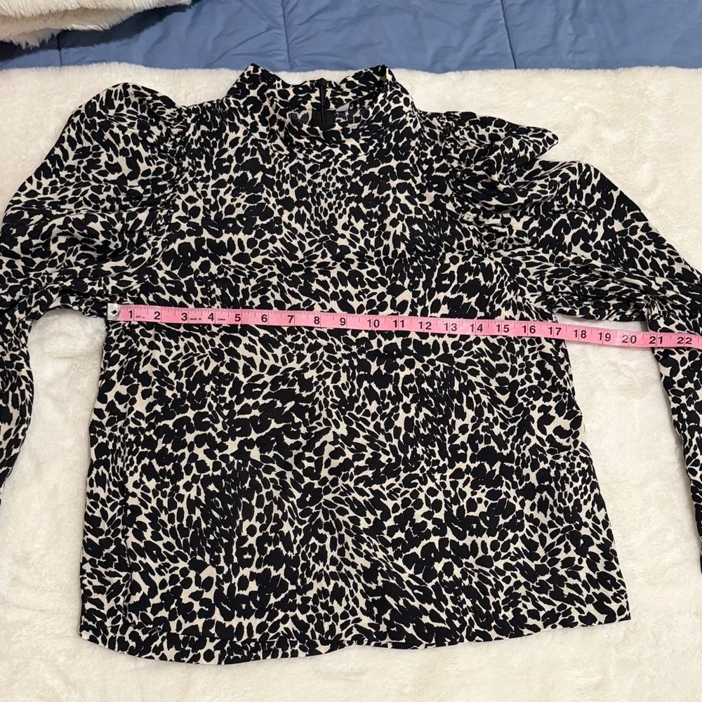 Zara black and cream animal print puff sleeve mock neck blouse Size Small